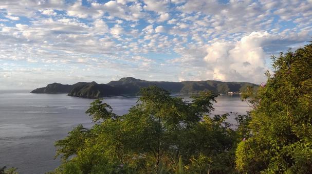 雲が多い朝方の大島海峡の海3 雲が多い朝方の大島海峡の海3の写真