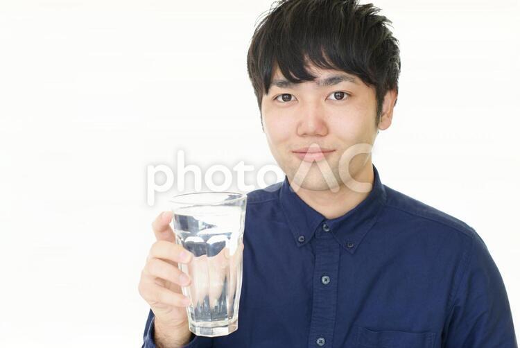 お水の入ったグラスを持つ笑顔の男性 男性,男,飲み物の写真素材