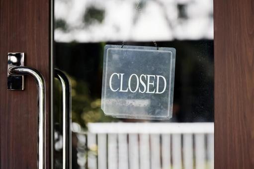お店の扉に書けられたCLOSEDの看板 お店の扉に書けられたCLOSEDの看板 閉店,休業,看板の写真素材