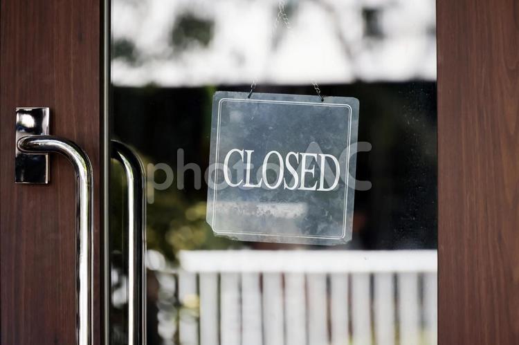 お店の扉に書けられたCLOSEDの看板 閉店,休業,看板の写真素材