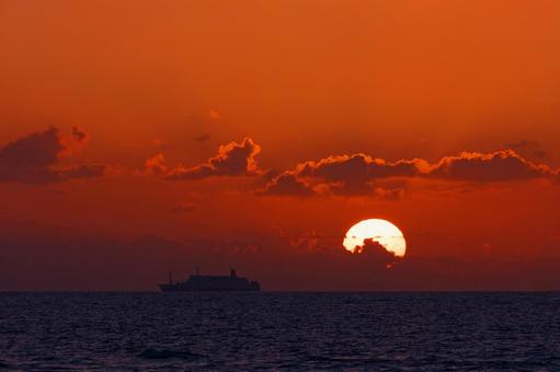 夕日と船 夕日,自然,風景の写真素材