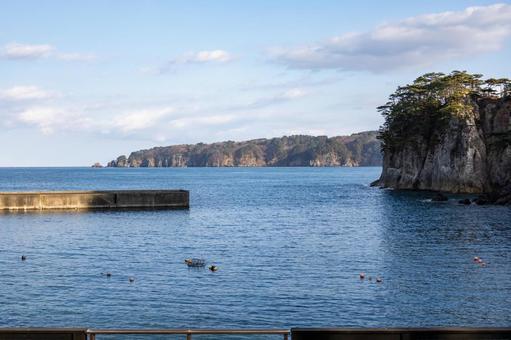 冬の穏やかな波と聳え立つ岩 山,冬,風景の写真素材