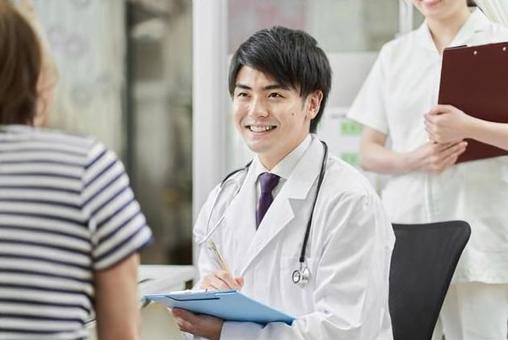 為老人做檢查的男醫生 為老人做檢查的男醫生