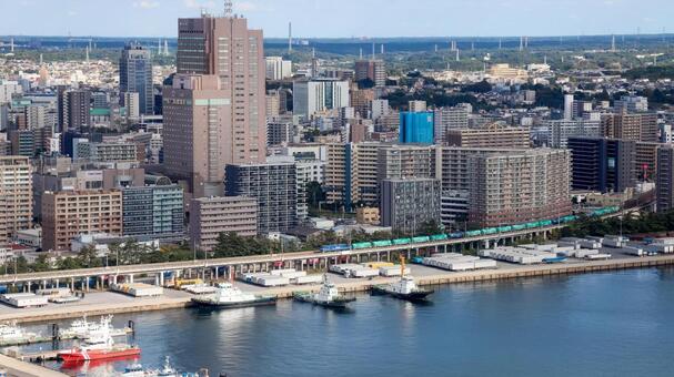 千葉港湾岸を走る貨物列車と市街地風景 貨物列車,港,湾岸の写真素材