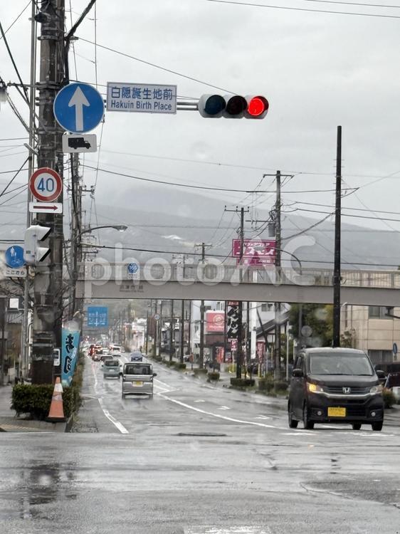 雨の交差点 雨,道,街の写真素材
