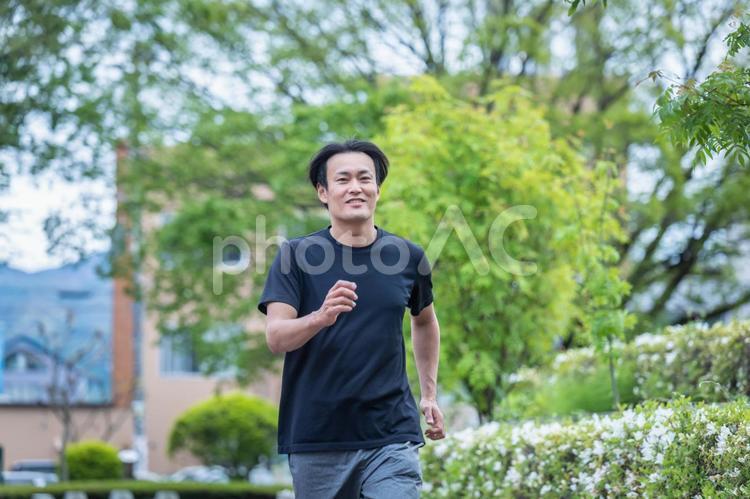 街中でウォーキングする男性 ウォーキング,運動,有酸素運動の写真素材