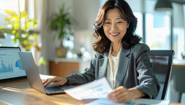 資料作成・分析をするビジネスマン 資料作成・分析をするビジネスマンの写真