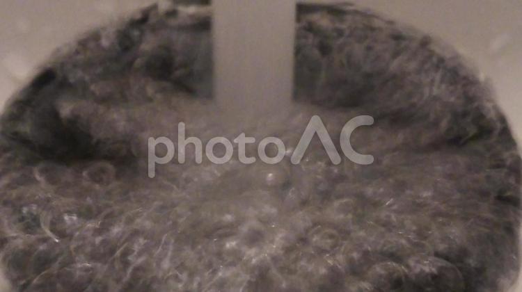 コップからあふれる水と泡　出しすぎアカン節水注意 水,泡,コップの写真素材