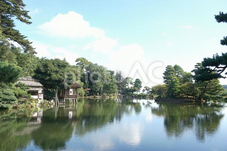 金沢　兼六園　霞ヶ池（かすみがいけ） 金沢,兼六園,木々の写真素材