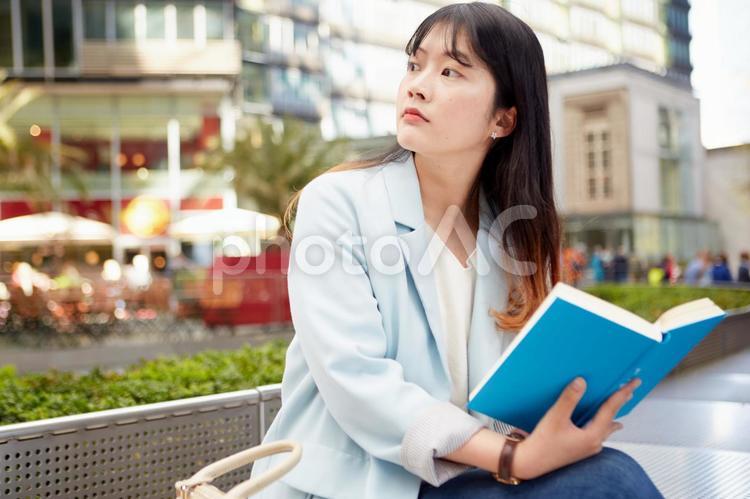 屋外で本を読む日本人女性1 女性,日本人,アジア人の写真素材