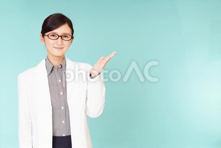 案内する笑顔の女医 日本人,女性,人物の写真素材