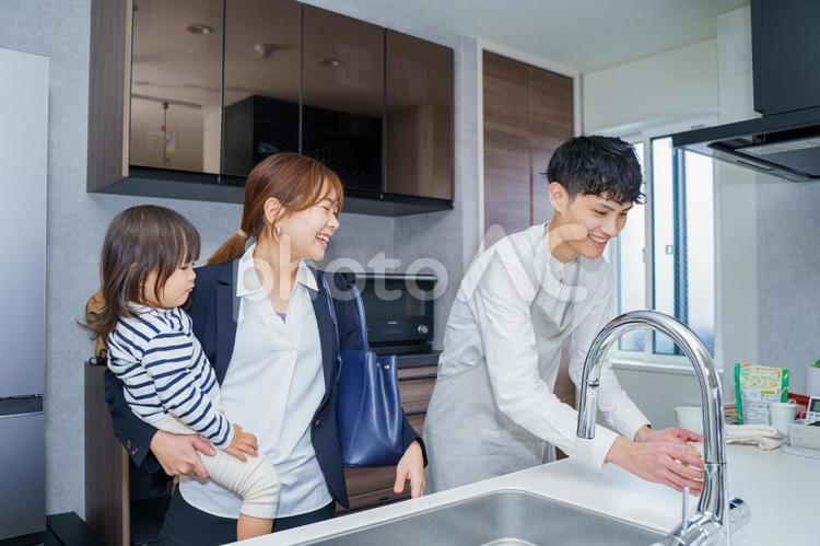家事をするパパと出勤するママ 日本人,人物,家族の写真素材
