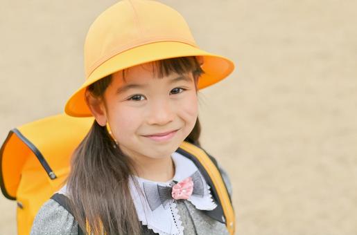 First grade girl carrying a run backpack 10, JPG First grade girl carrying a run backpack 10, year-old, entrance ceremony, spring, JPG