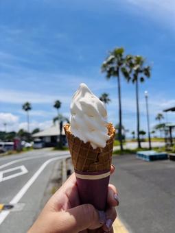 溶けたソフトクリーム 溶けたソフトクリームの写真