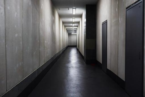 長い廊下03 長い廊下03 廊下,オカルト,怪談の写真素材