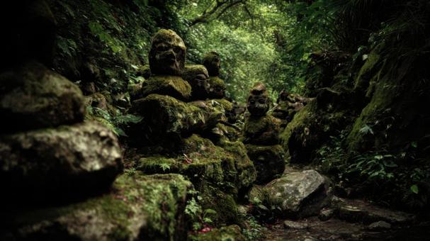 苔に覆われた地蔵 苔に覆われた地蔵の写真