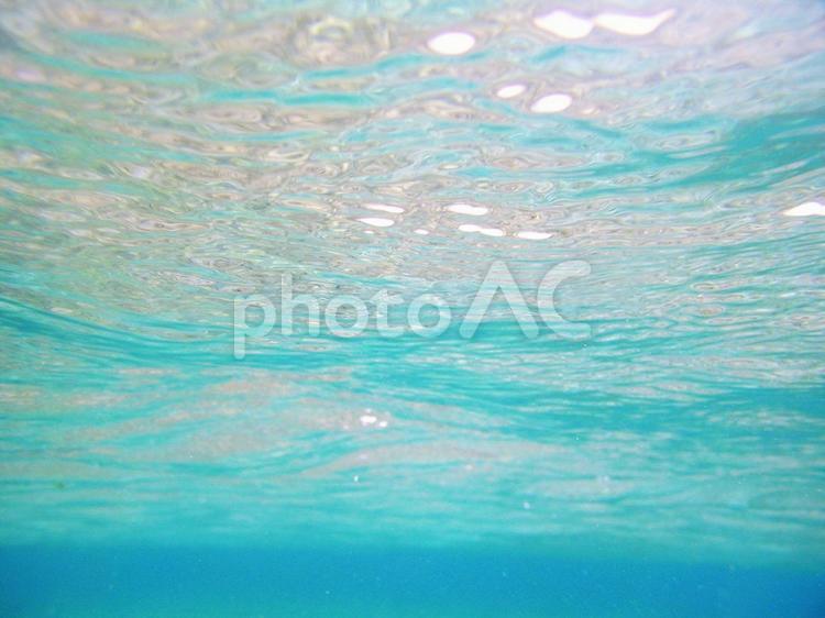 沖縄の海　琉球ガラスみたい ゆらゆら,ガラス,キレイな海の写真素材