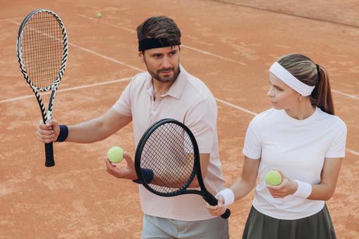 指導をするスポーツマンとスポーツウーマン 男女,外国人,テニスの写真素材