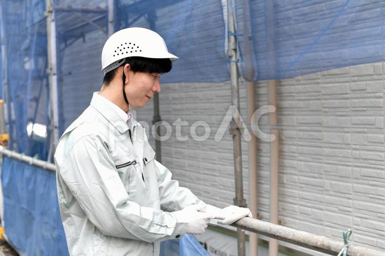 建築現場で働く若いアジア人の男性作業員 建築現場,男性,土木作業員の写真素材