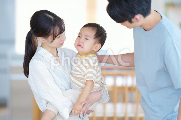 抱っこされ泣いている息子を見る親 親子,抱っこ,泣くの写真素材