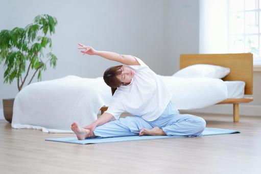 眼を瞑りストレッチ中の女性 女性,目を瞑る,ストレッチの写真素材