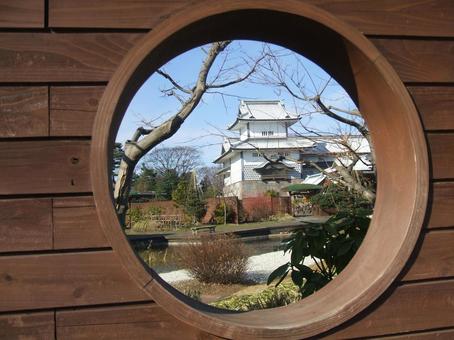 穴から除く金沢城 穴から除く金沢城の写真