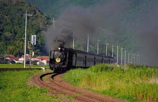 黒煙を上げて力強く走るSL山口号D51 黒煙を上げて力強く走るSL山口号D51の写真