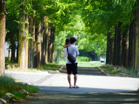子どもを抱っこする男性 子どもを抱っこする男性 子ども,抱っこ,男性の後ろ姿の写真素材