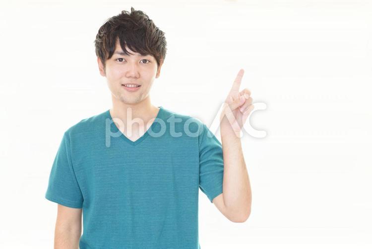 指示する笑顔の男性 男性,男,笑顔の写真素材