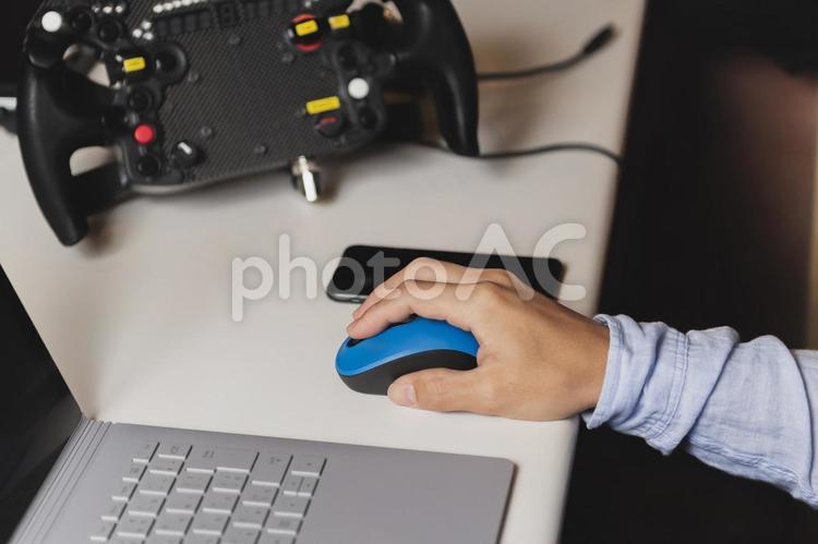 ノートパソコンで仕事をする ノートパソコン,仕事,パソコンの写真素材