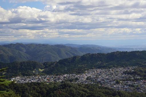 青空と雲と山並みと住宅街の街の風景 青空,雲,山並みの写真素材