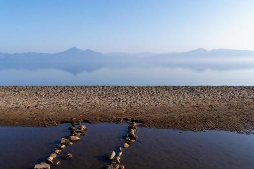朝もやに煙る猪苗代湖 朝もやに煙る猪苗代湖の写真