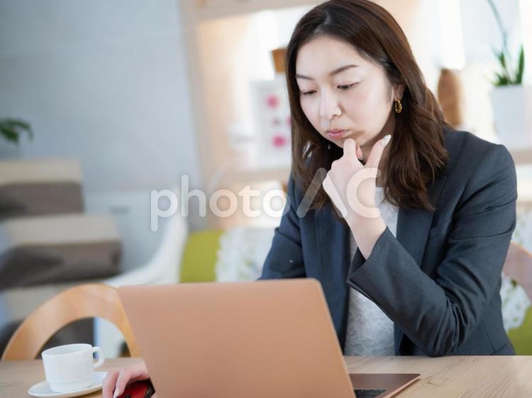 23：パソコンで仕事をする女性 女性,女の子,人物の写真素材