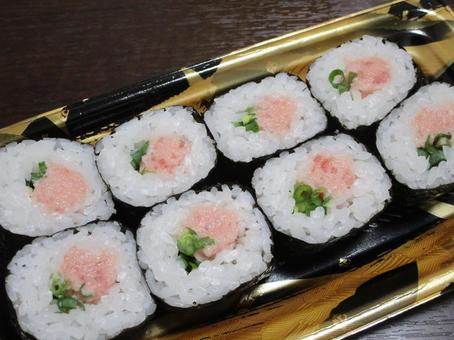 持ち帰り寿司(ネギトロ巻) 持ち帰り寿司(ネギトロ巻) ネギトロ巻,のり巻,ねぎとろ巻の写真素材