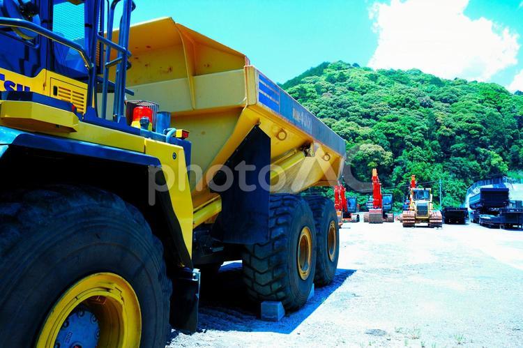 里山の建設重機 建設重機,トラック,運搬車両の写真素材
