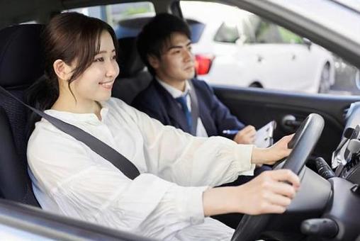 一個女人在上汽車駕駛課 一個女人在上汽車駕駛課
