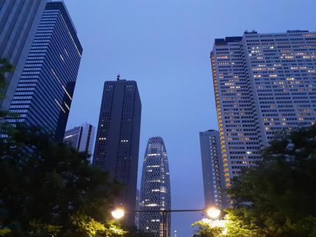 Looking up at the skyscraper district of Nishi-Shinjuku in the evening, JPG Looking up at the skyscraper district of Nishi-Shinjuku in the evening, JPG