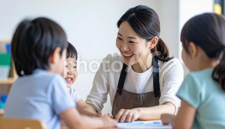保育園で子供と遊ぶ笑顔の保育士の女性 保育士,女の子,子供の写真素材