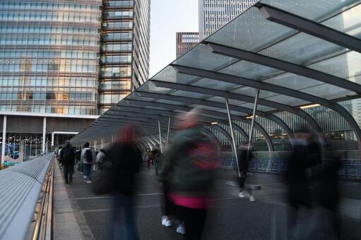 ビジネス街を歩くビジネスマン 都会,ビジネス街,ビジネスマンの写真素材