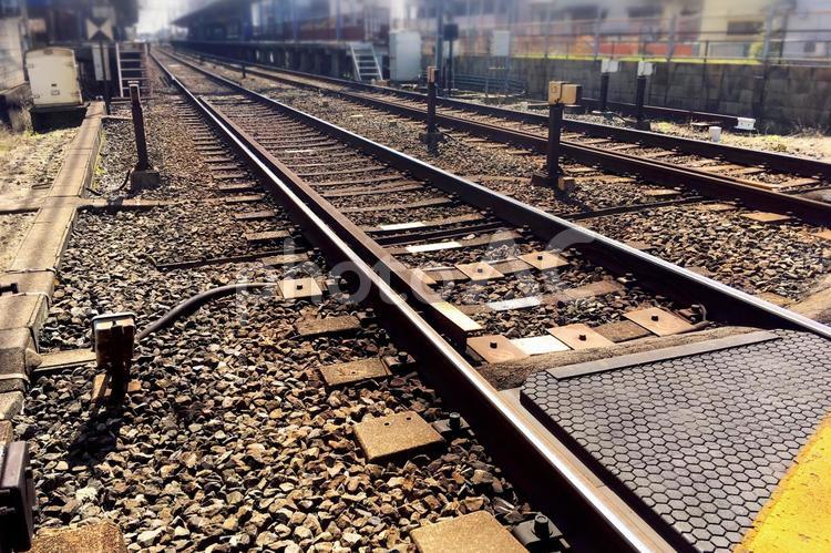 直線に伸びる踏切付近の電車の線路 線路,レール,踏切の写真素材