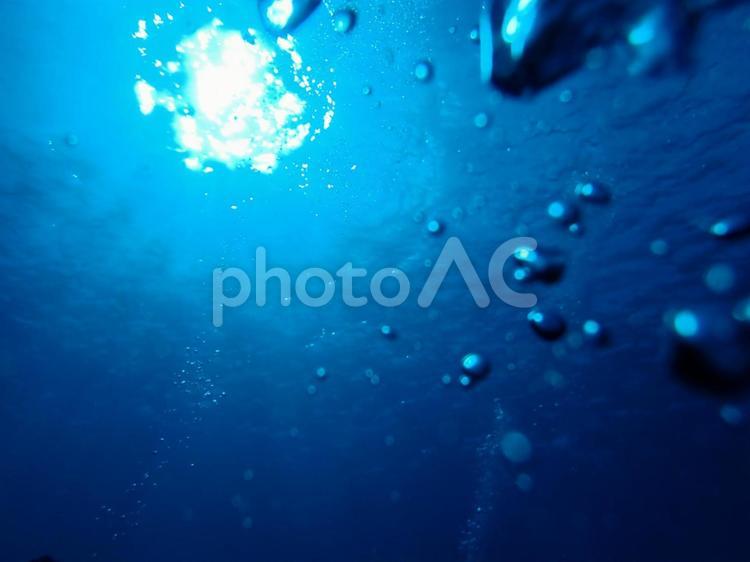 海底から立ち上る泡と太陽 紺,ネイビー,壁紙の写真素材