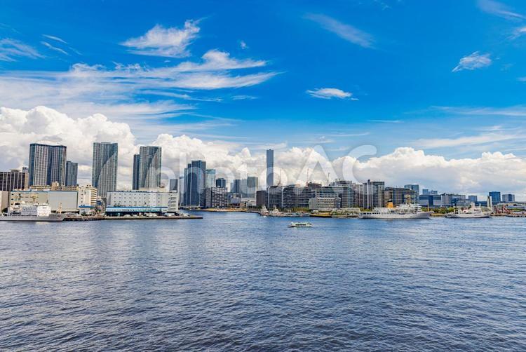 おがさわら丸から望む都市風景 おがさわら丸,風景,空の写真素材