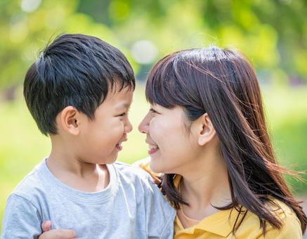 見つめ合う母と子の写真