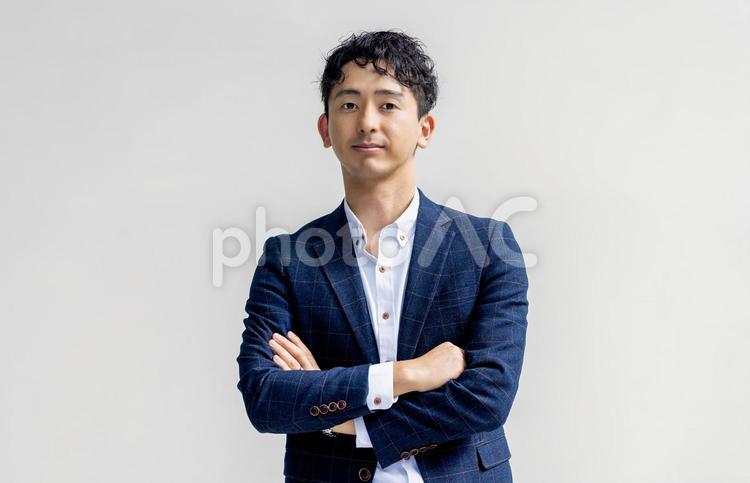 腕組みをする男性ビジネスマン 男性,ビジネス,ビジネスマンの写真素材