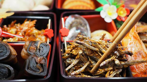 田作り＆おせち料理お重詰め・食べるシーン おせち料理,田作り,お重詰めの写真素材