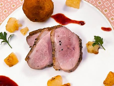 鴨肉のローストと彩り野菜のソース添え 鴨肉,ロースト,肉料理の写真素材