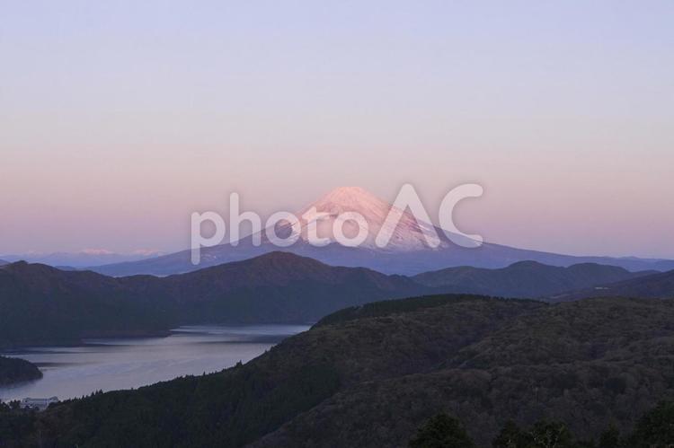 朝日に染まる富士山と芦ノ湖 富士山,芦ノ湖,朝の写真素材