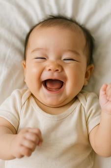 屈託のない赤ちゃんの笑顔の写真