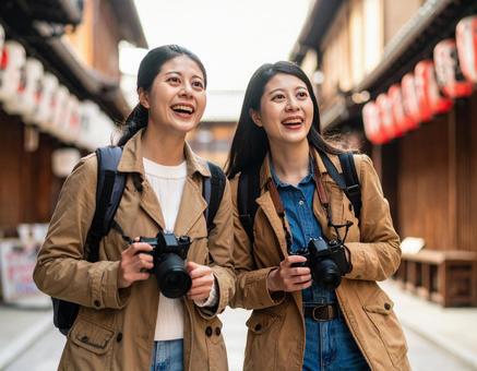 カメラを持って旅する若いカップル カメラを持って旅する若いカップルの写真