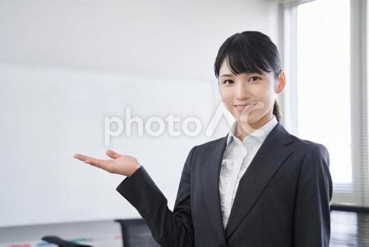 案内をする日本人ビジネスウーマン 案内,女性,olの写真素材